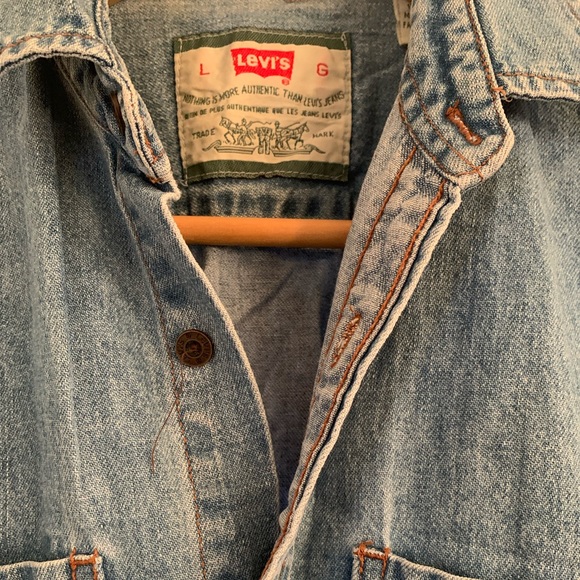 Vintage Levi’s denim button-up shirt - Picture 2 of 7